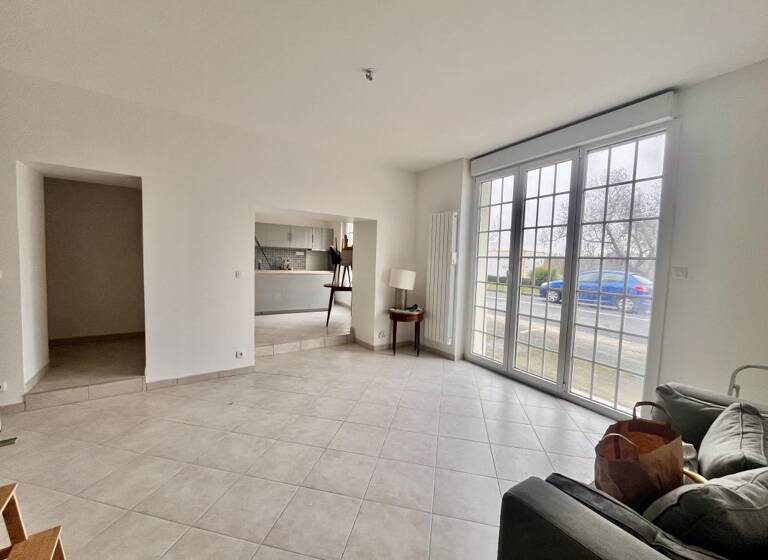 Appartement à louer 1 040 € 3 pièces 2<br/>chambres 83 m²<br/>superficie RDC/2<br/>étage Centre-Baillet-Bodet Montlouis-sur-Loire 37270