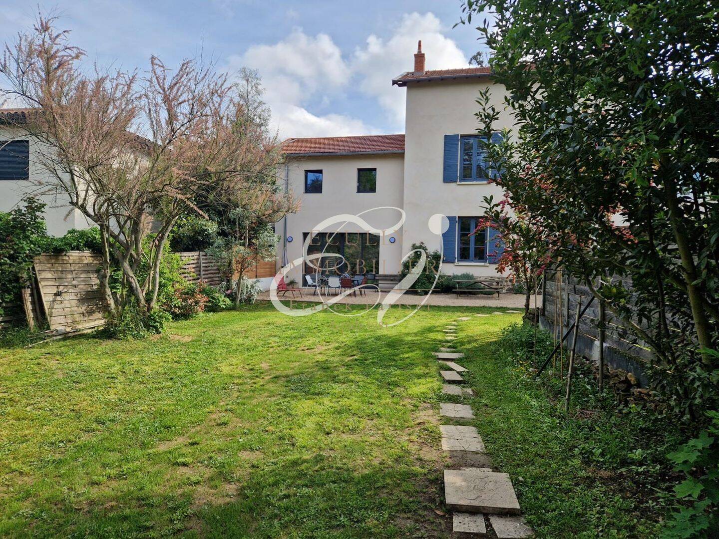 Maison 6 pièces 192 m² · à Écully · 192 m² · 2 840 €/mois