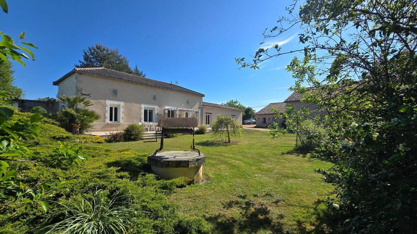 Maison 9 pièces 235 m² · à Queaux · 235 m² · 359 000 €