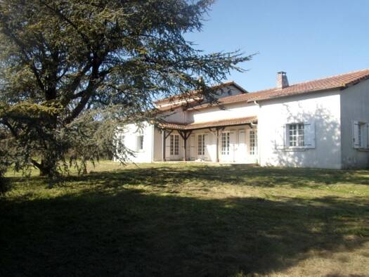 Maison à vendre 228 800 € 7 pièces 4 chambres 189 m² 4 502 m² de terrain La Foye-Monjault 79360