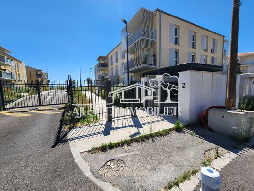 Appartement à vendre 173 000 € 2 pièces 1 chambre 38 m² RDC Les Comtes Est Port-de-Bouc 13110