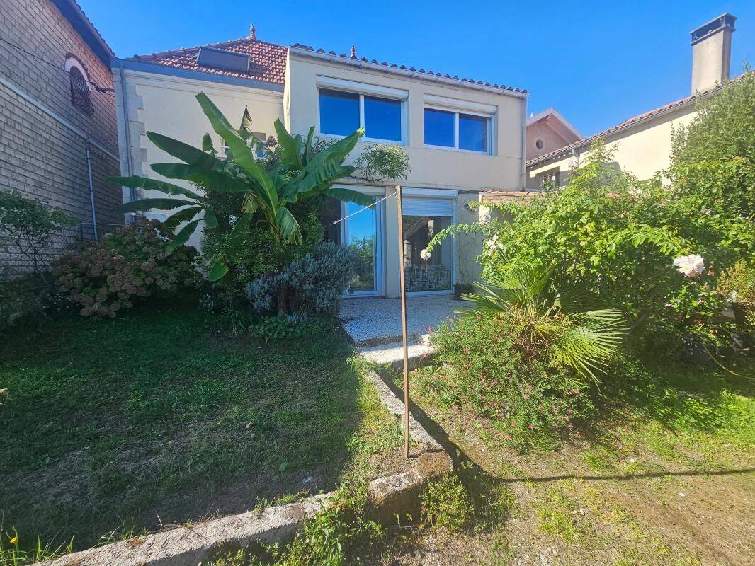 Maison 5 pièces 134 m² · à Saintes · 133,8 m² · 1 100 €/mois