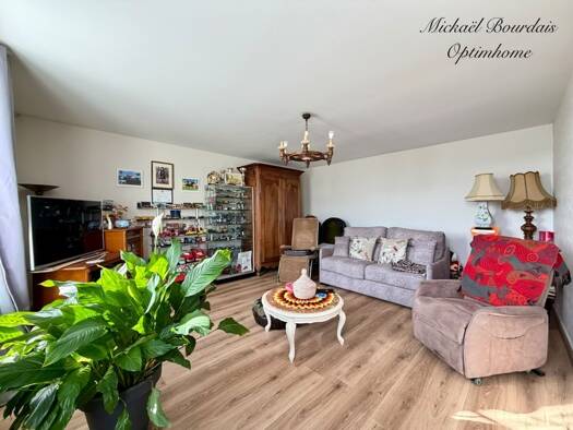 Maison de plain-pied à vendre 154 000 € 4 pièces 1 chambre 94 m² 961 m² de terrain Luché-Pringé 72800