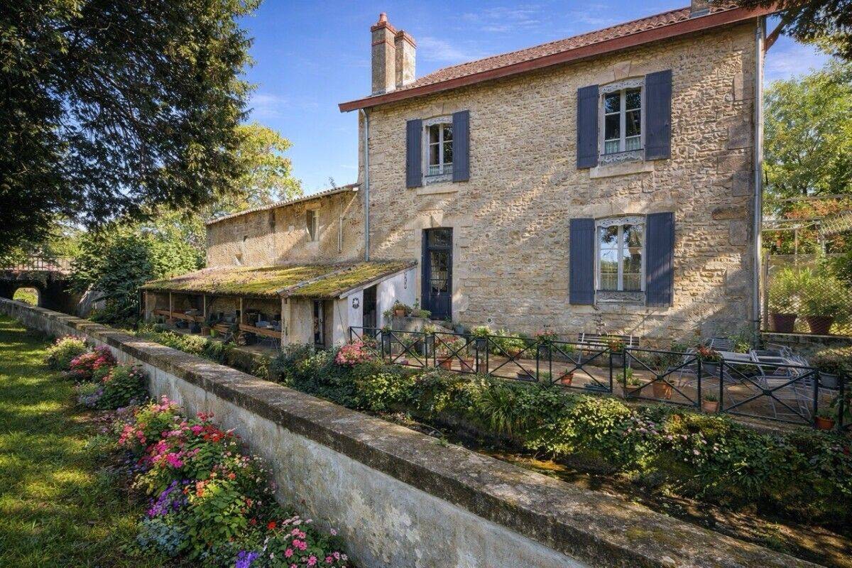 Maison 8 pièces 260 m² · à Saint-Jean-d'Angély · 260 m² · 280 000 €