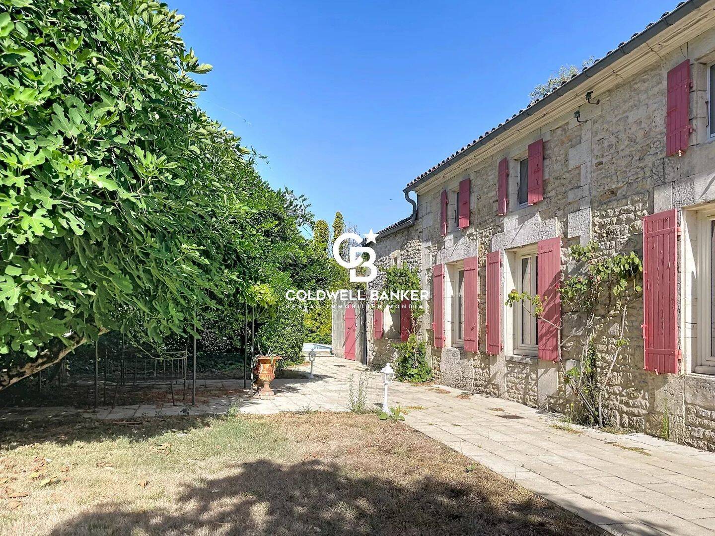 Maison 15 pièces 480 m² · à Saint-Savinien · 480 m² · 780 000 €