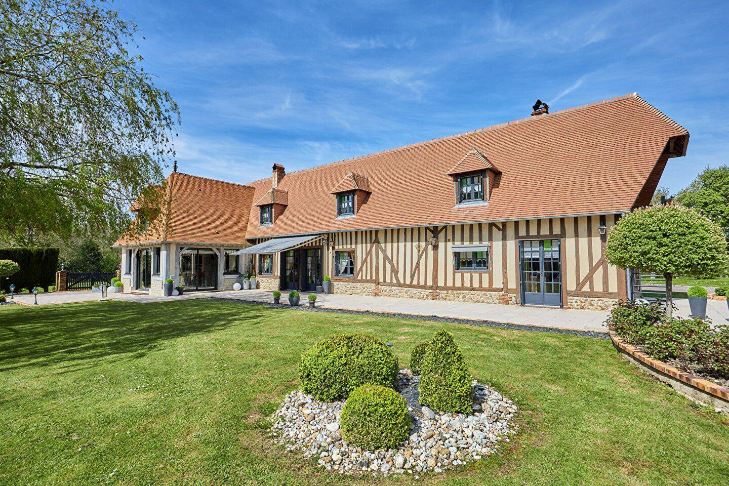 Maison 6 pièces 245 m² · à Fauguernon · 245 m² · 849 000 €