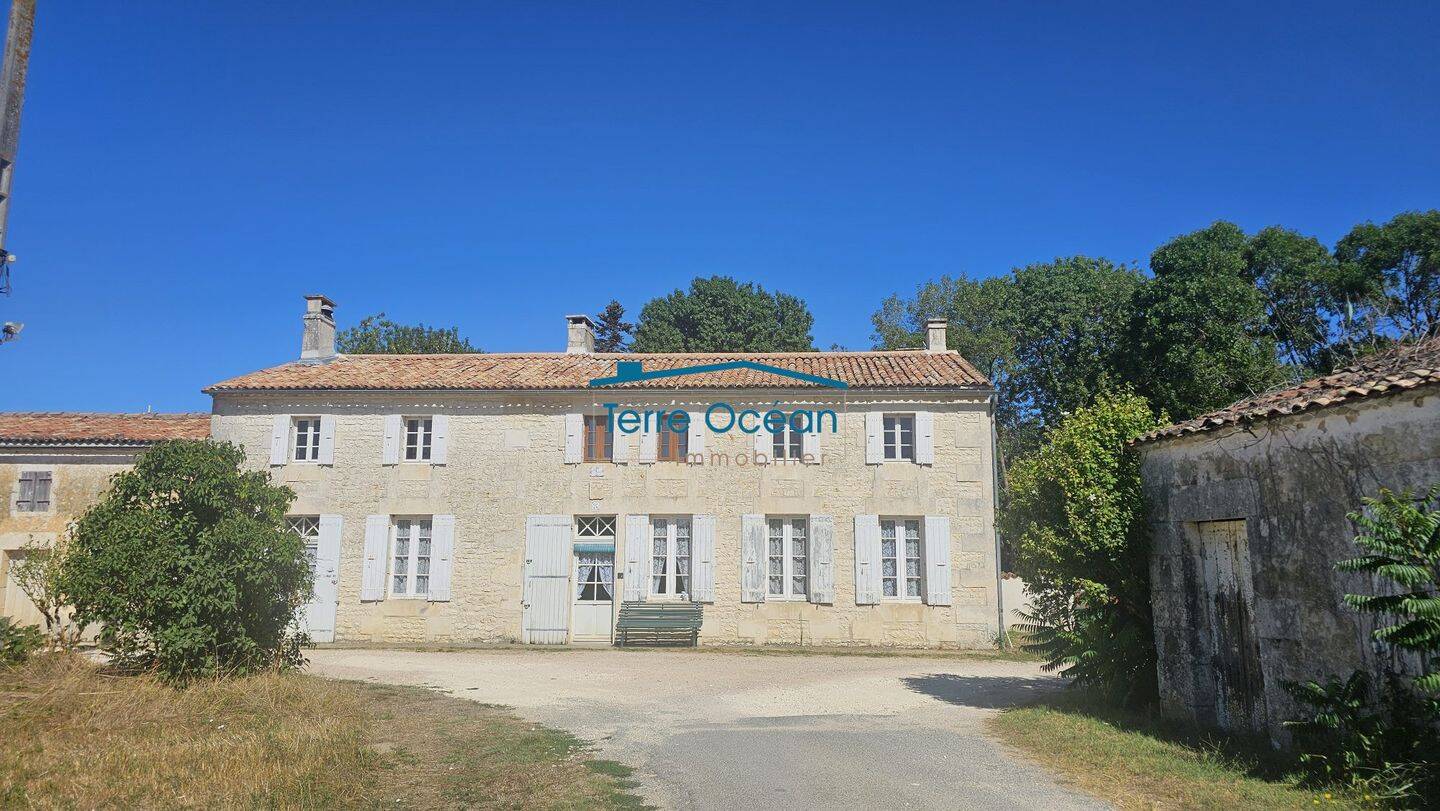 Maison 6 pièces 155 m² · à Saint-Romain-de-Benet · 155 m² · 278 000 €