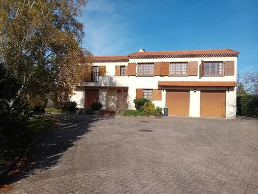 Maison à vendre 355 000 € 6 pièces 3 chambres 211 m² 2 920 m² de terrain Billom 63160