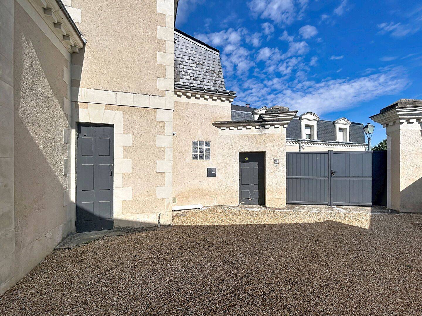 Maison 10 pièces 229 m² · à Seiches-sur-le-Loir · 229 m² · 422 000 €