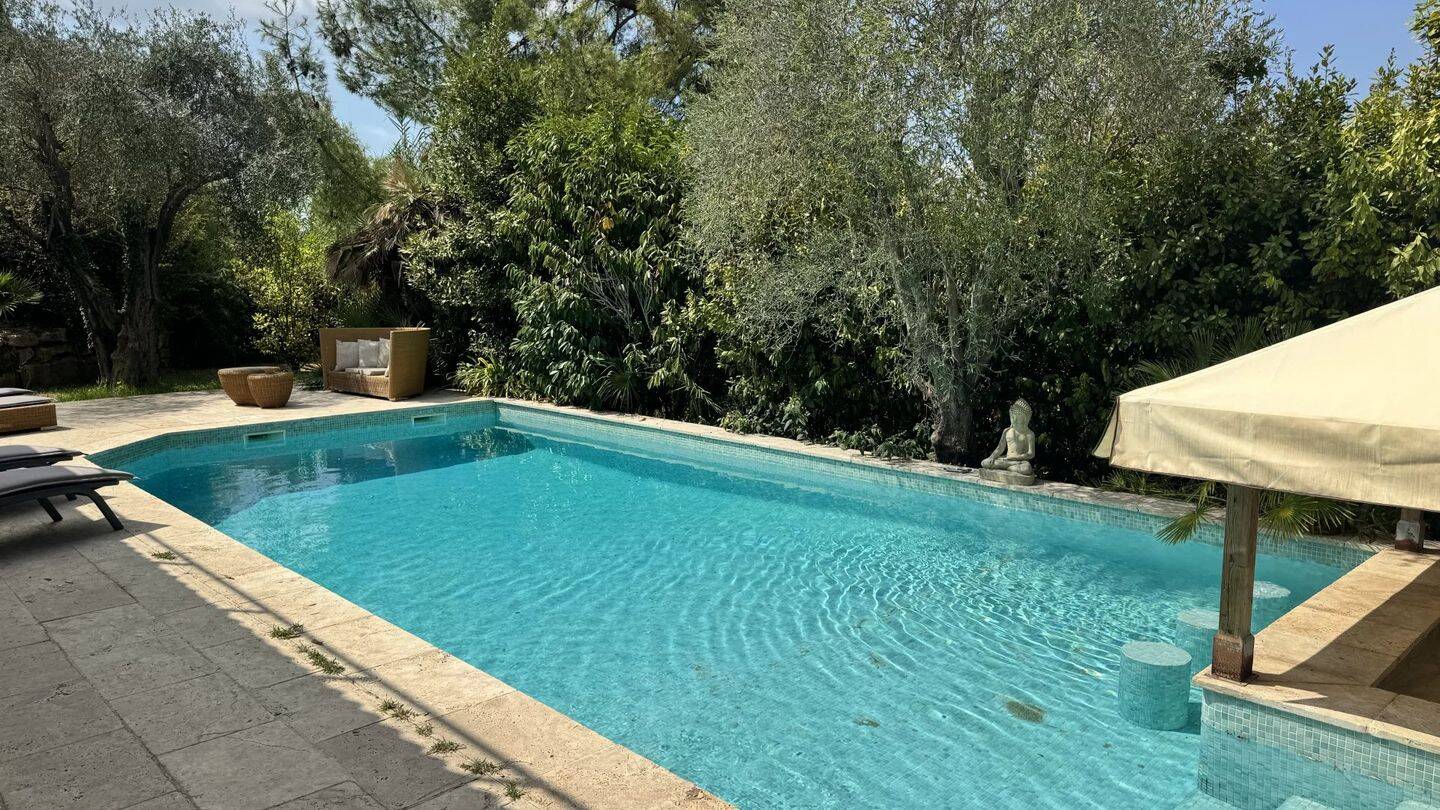 Maison 8 pièces 430 m² · à Roquefort-les-Pins · 430 m² · 9 000 €/mois