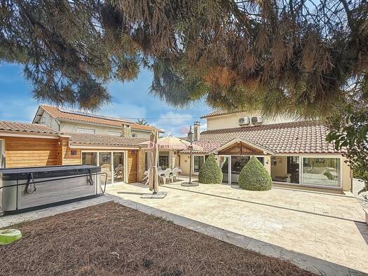 Maison à vendre 425 000 € 9 pièces 6 chambres 185 m² 1 054 m² de terrain Creysse 24100