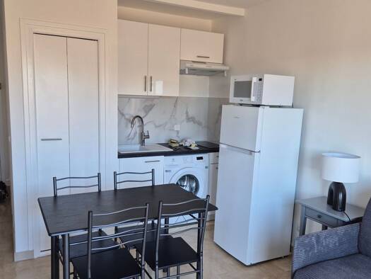 Appartement à louer 760 € 1 pièce 21 m² Étage 2/5 disponible dès maintenant Laval Antibes 06600
