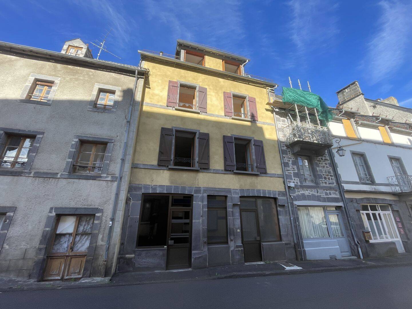 Maison 10 pièces 191 m² · à Rochefort-Montagne · 191 m² · 78 000 €