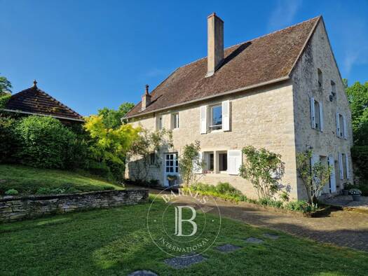 Maison de ville à vendre 710 000 € 10 pièces 6 chambres 300 m² 1 696 m² de terrain Dole 39100