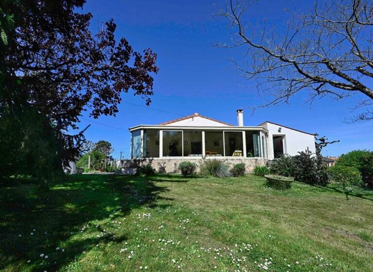 Maison en viager occupé Bouquet 23 000 € 4 pièces 2<br/>chambres 113 m²<br/>superficie 2 700 m²<br/>terrain Chaniers 17610