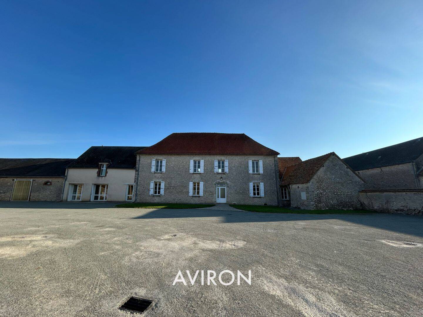 Maison 18 pièces 415 m² · à Réclainville · 414,5 m² · 3 040 €