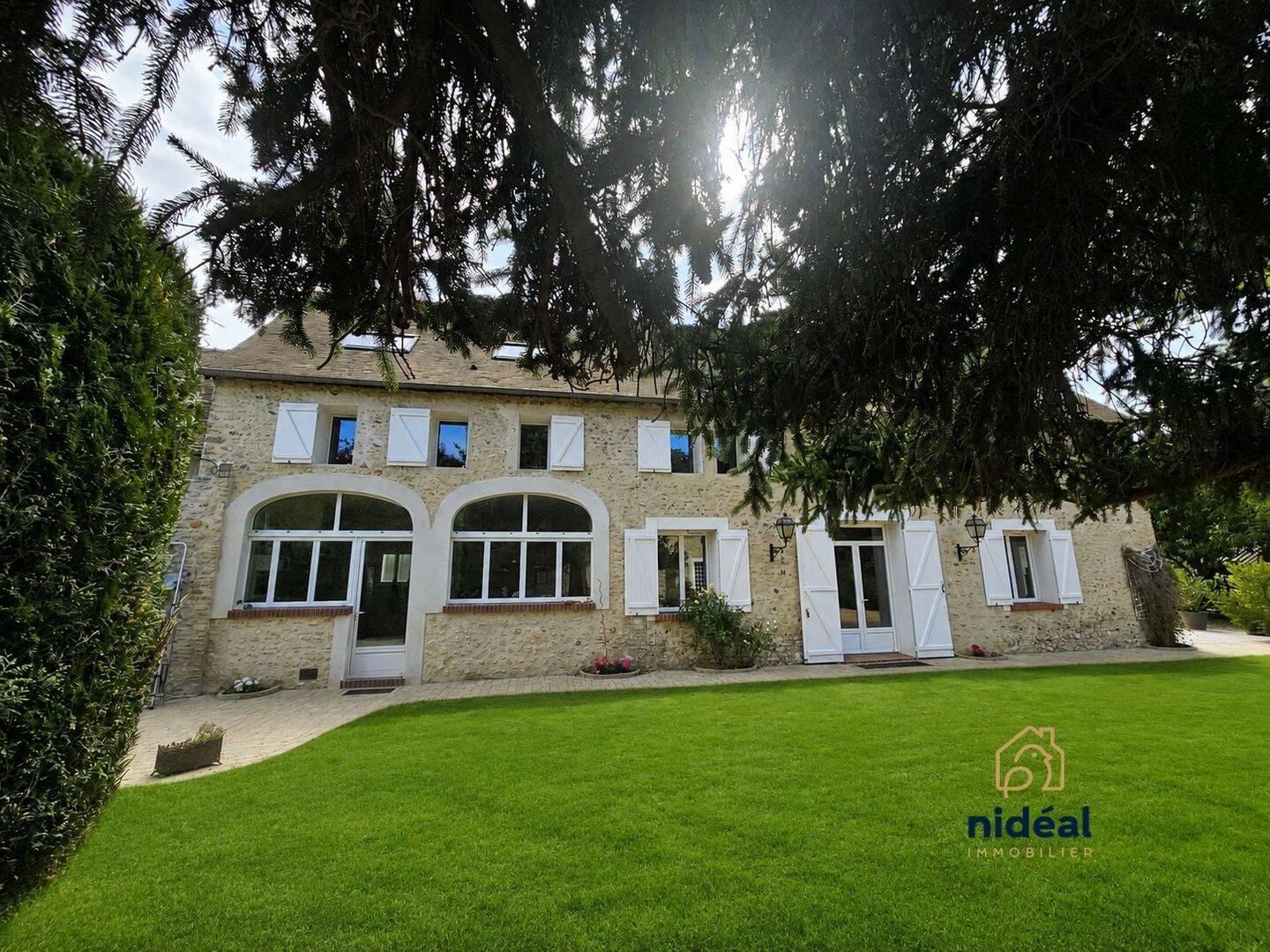Maison 14 pièces 323 m² · à Ménilles · 323 m² · 699 000 €