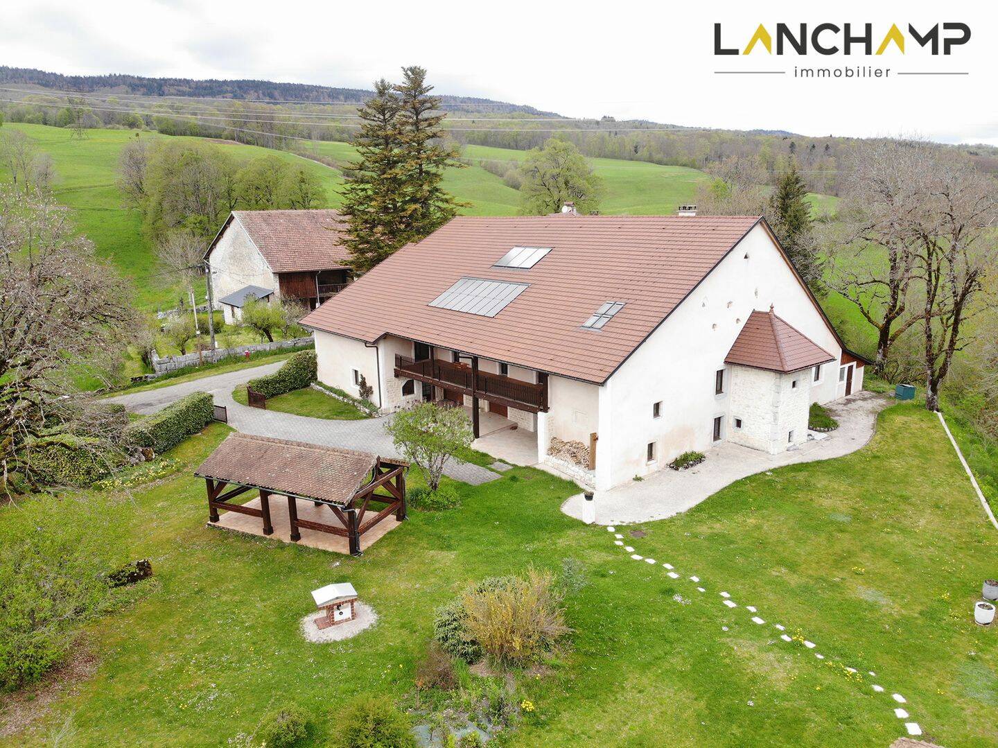 FERME ANCIENNE SUR 10 HECTARES DE TERRAIN