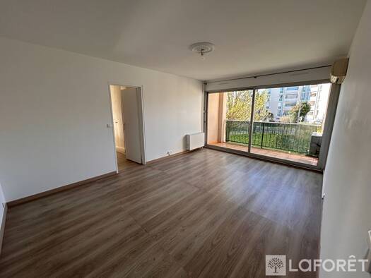Appartement à louer 900 € 3 pièces 2 chambres 68 m² Étage 1/6 Rognac 13340