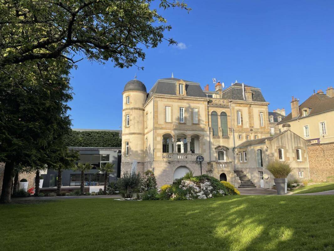 Maison 14 pièces 583 m² · à Autun · 583 m² · 690 000 €