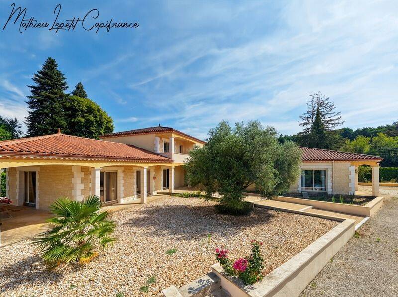Maison 9 pièces 315 m² · à Saint-Pierre-de-Côle · 315 m² · 320 000 €