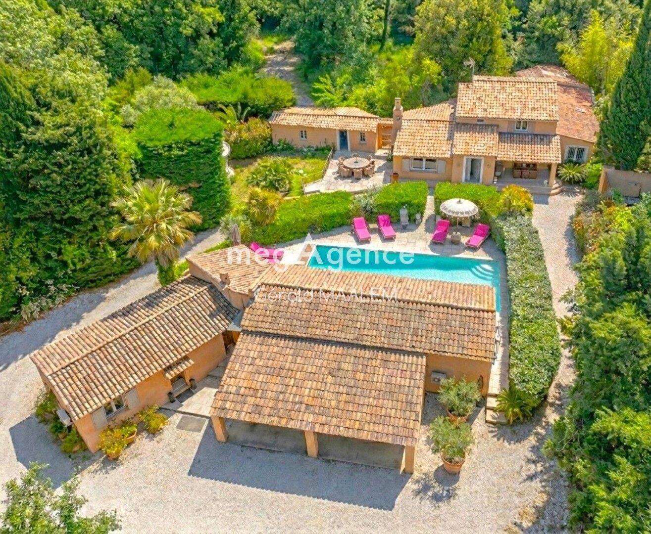 Maison 6 pièces 204 m² · à Roquebrune-sur-Argens · 204 m² · 1 135 000 €