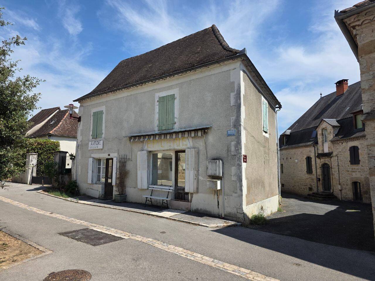 Maison de bourg 112 m² avec bâtiment attenant de 63 m², garage et combles aménageables – Bétaille (Lot)