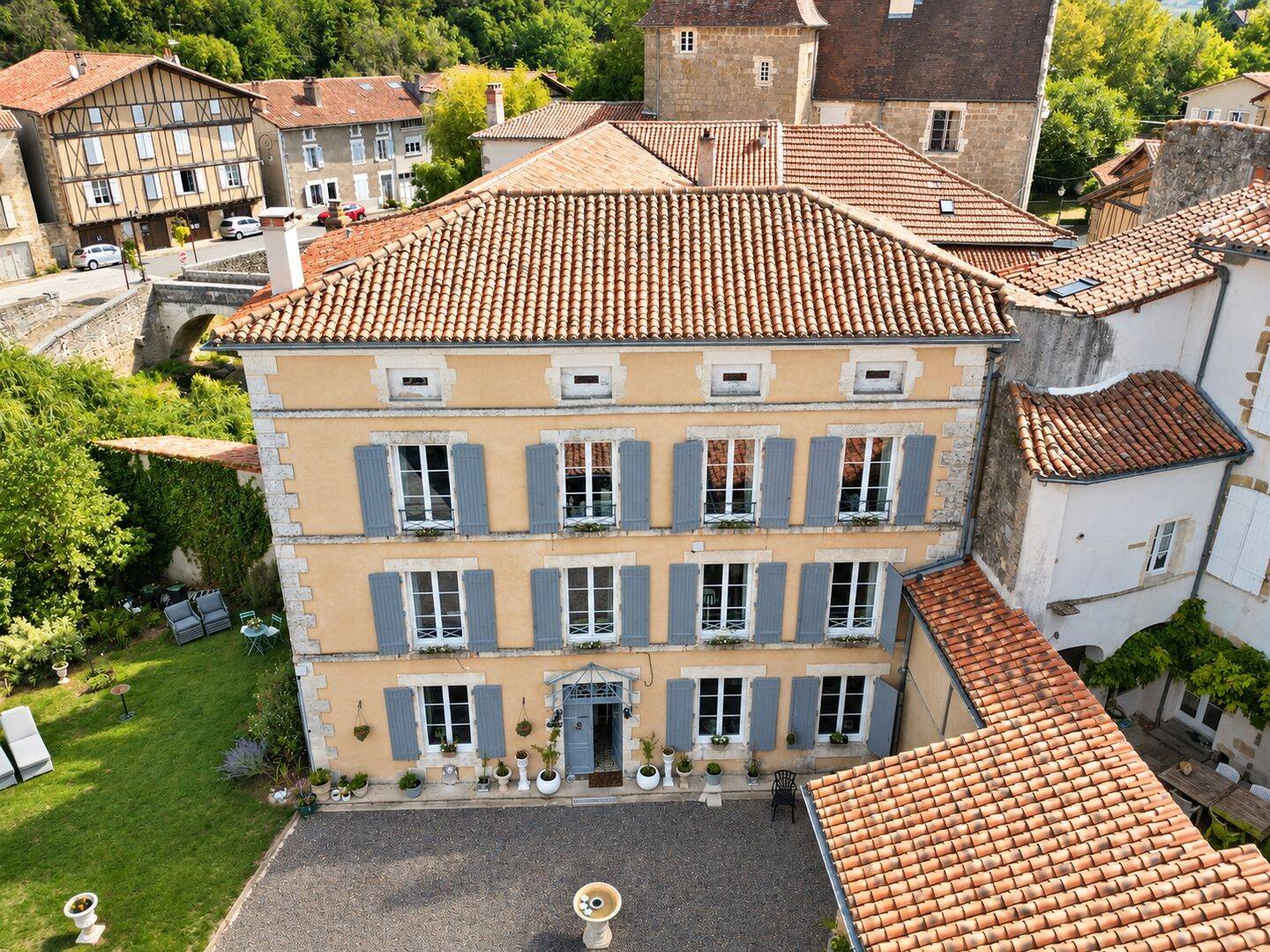 Maison 9 pièces 262 m² · à Confolens · 262 m² · 288 000 €