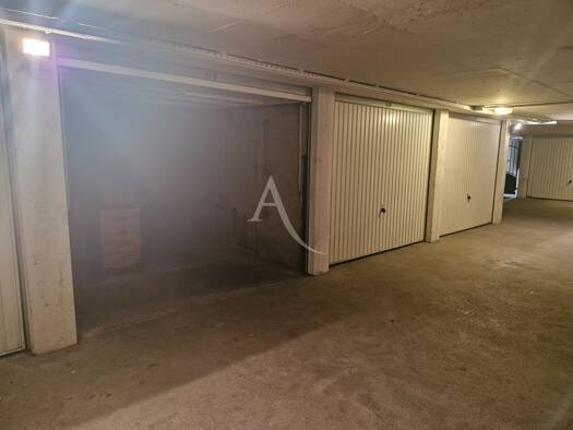 Parking à louer 85 € 13 m² Bourgogne-Pasteur Orléans 45000