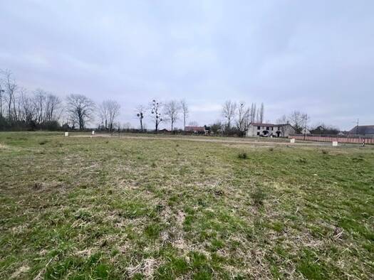 Terrain constructible viabilisé à vendre 31 000 € 888 m² de terrain Magny-Cours 58470