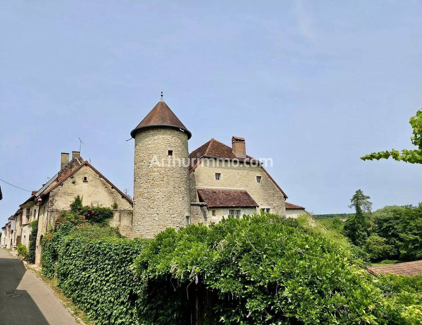 Maison 11 pièces 273 m² · à Arlay · 273 m² · 280 000 €