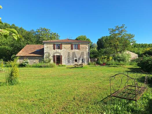 Propriété à vendre 376 000 € 6 pièces 3 chambres 189 m² 6 769 m² de terrain Cheneché 86380