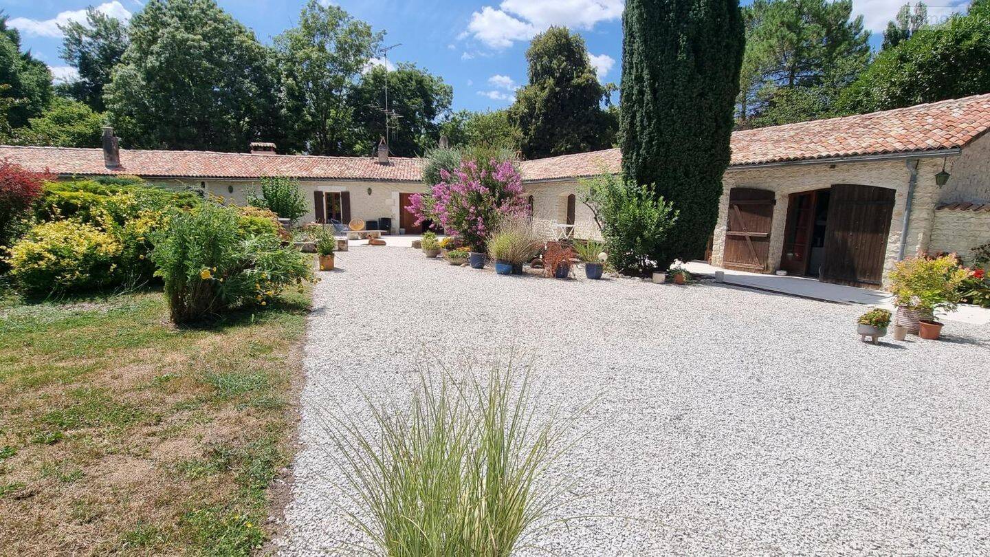 Maison 9 pièces 328 m² · à Barbezieux-Saint-Hilaire · 328 m² · 550 000 €