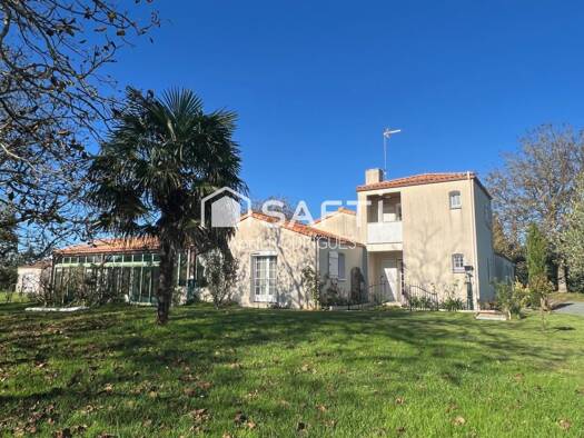 Maison à vendre 327 000 € 7 pièces 4 chambres 144 m² 3 200 m² de terrain Sainte-Hermine 85210