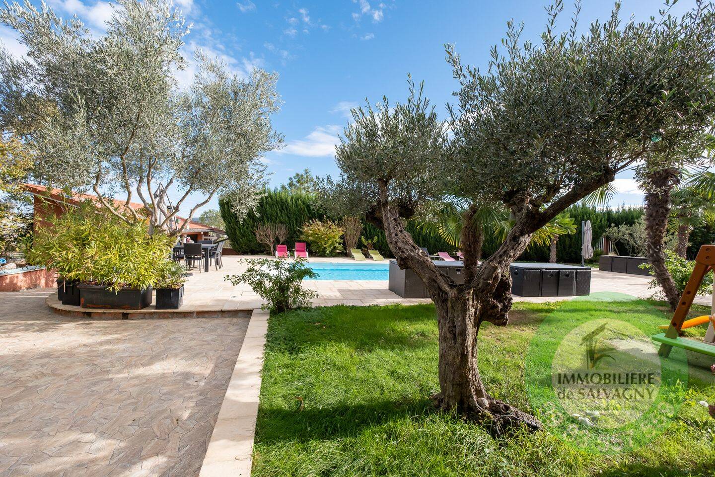 Maison 6 pièces 275 m² · à La Tour-de-Salvagny · 275 m² · 675 000 €