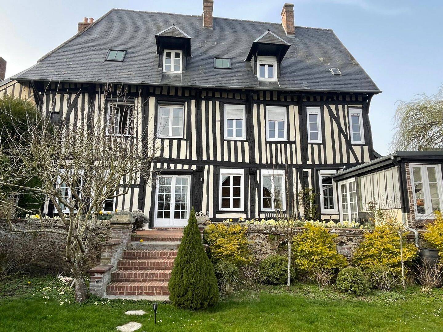 Maison 8 pièces 241 m² · à Bernay · 241 m² · 595 000 €