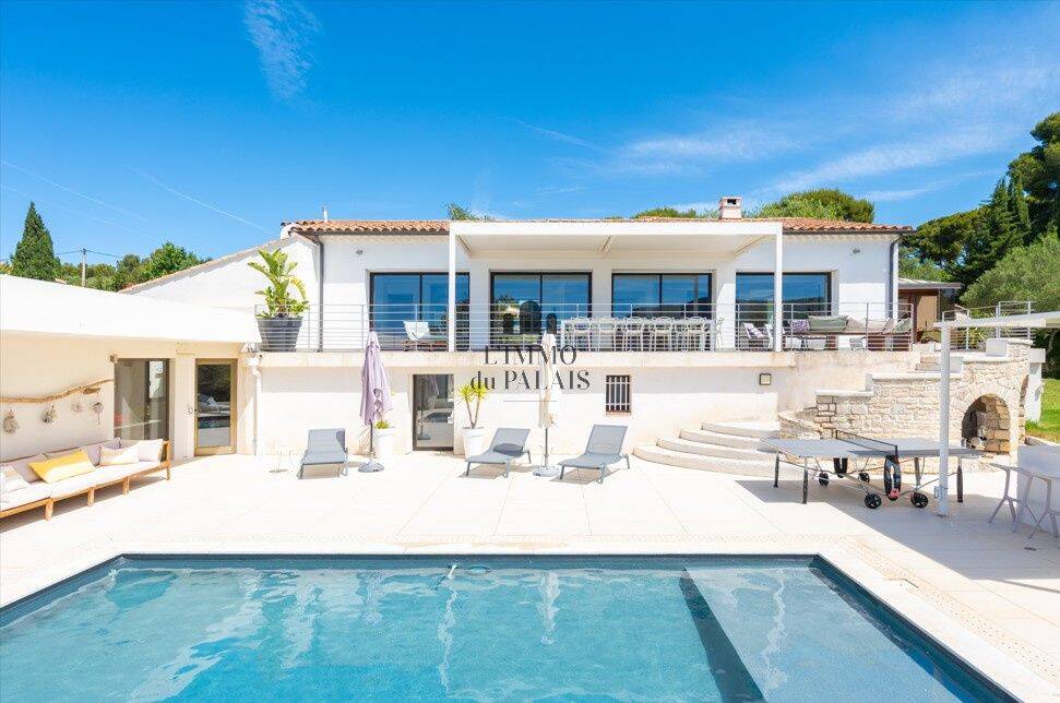 Maison 7 pièces 328 m² · à Cassis · 328 m² · 12 500 €