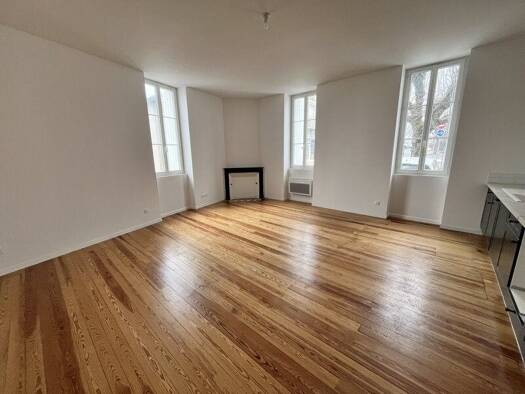 Appartement à louer 670 € 3 pièces 2 chambres 79,8 m² RDC/1 Targon 33760