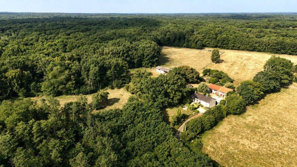 01160 LA TRANCLIÈRE Propriété de 8 Ha - 1 ferme d’habitation
