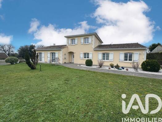 Maison à vendre 397 000 € 5 pièces 4 chambres 172 m² 3 300 m² de terrain Vaux-Rouillac 16170