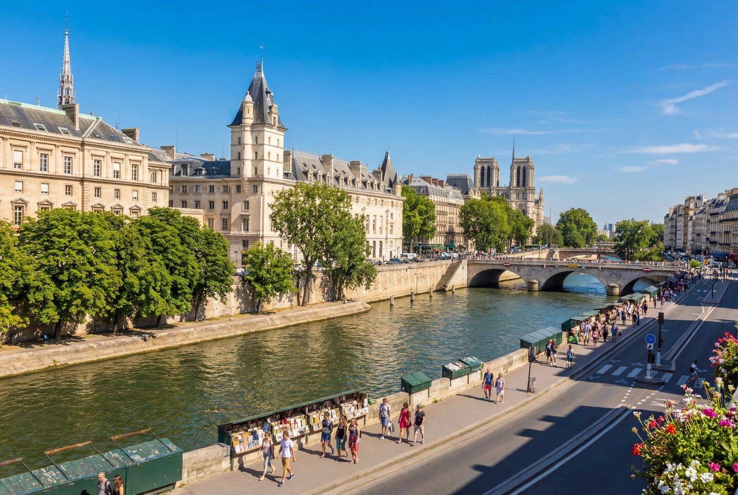 Appartement 4 pièces 82 m² · à Paris 6ème Arrondissement · 81,8 m² · 7 000 €