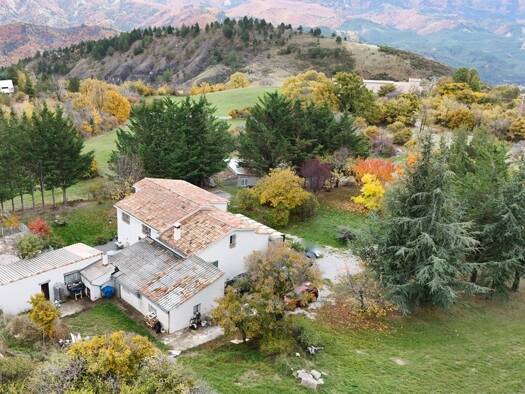 Maison à vendre 579 000 € 8 pièces 5 chambres 210 m² 16 500 m² de terrain Saint-Geniez 04200