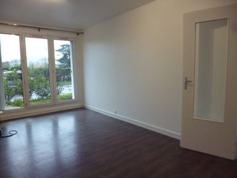 Appartement à louer 981 € 2 pièces 1 chambre 47,5 m² RDC/4 Prefecture Cergy 95000