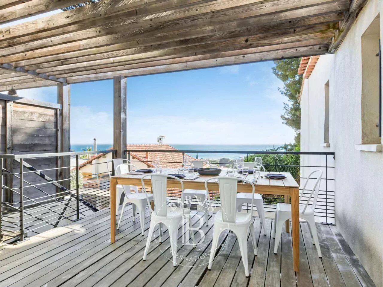 Appartement 4 pièces 94 m² · à Cassis · 94 m² · 3 000 €