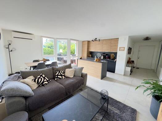 Appartement à louer 1 611 € 4 pièces 3 chambres 77 m² Étage 2/4 Brusquet-Retenaou-Devens Vallauris 06220