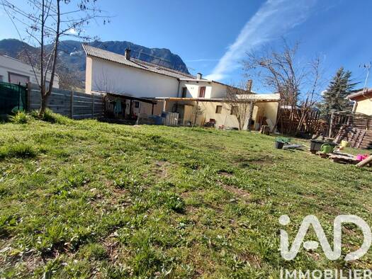 Maison à vendre 299 000 € 9 pièces 5 chambres 179 m² 879 m² de terrain Espinasses 05190