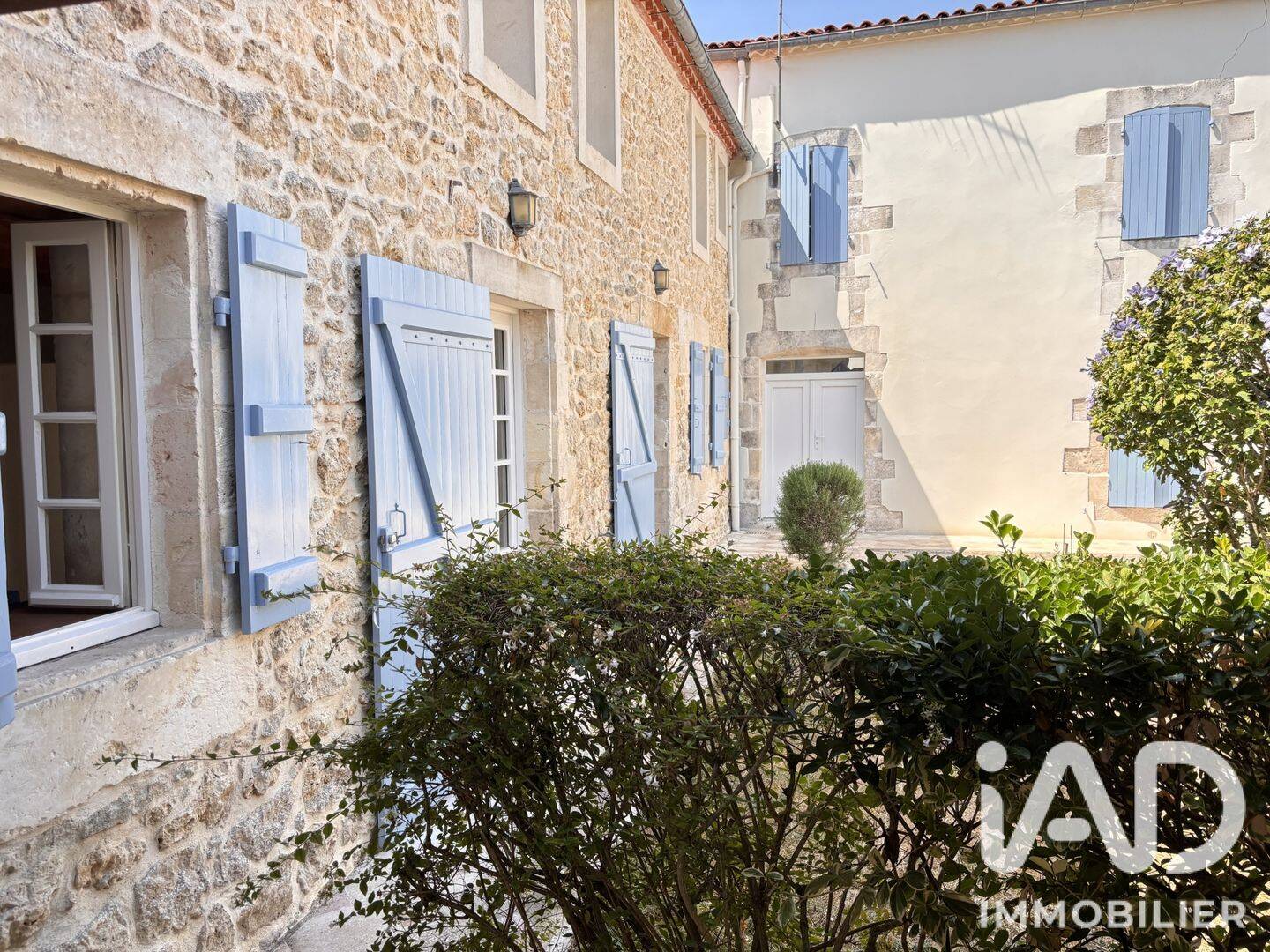 Maison 9 pièces 260 m² · à L'Éguille · 260 m² · 329 000 €