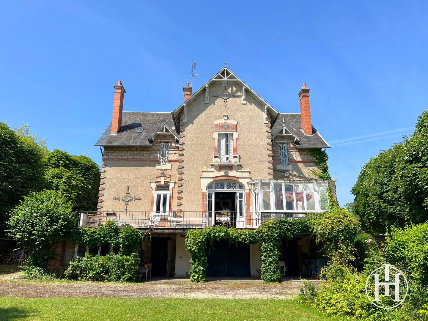 Maison 10 pièces 263 m² · à Saint-Amand-Montrond · 263 m² · 350 000 €