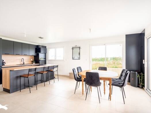 Maison de plain-pied à vendre 254 880 € 4 pièces 3 chambres 100 m² 689 m² de terrain Saint-Thégonnec Loc-Eguiner 29410