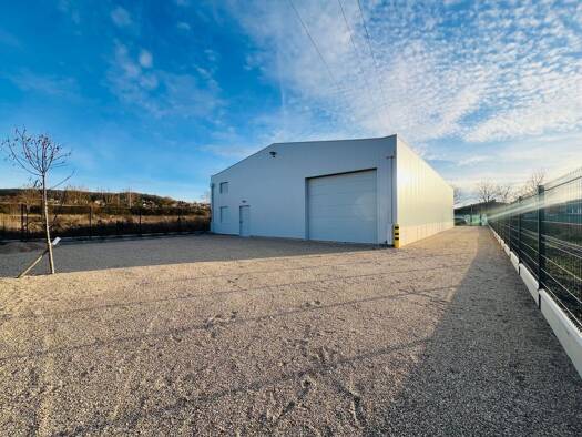 Local d'activités à louer 2 000 € 175 m² d'espace de stockage Villiers-Saint-Fréderic 78640